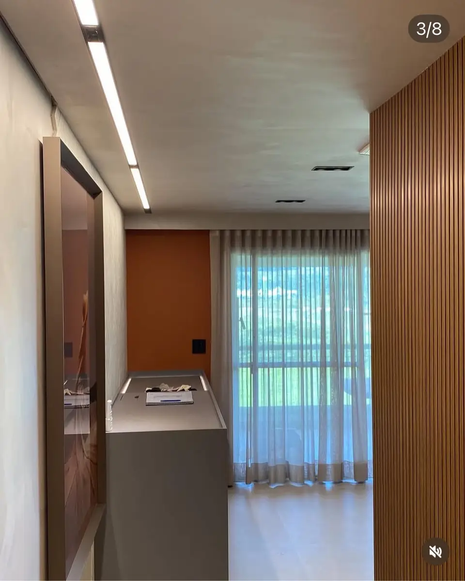 Iluminação em linear de LED sobre TV e parede de madeira