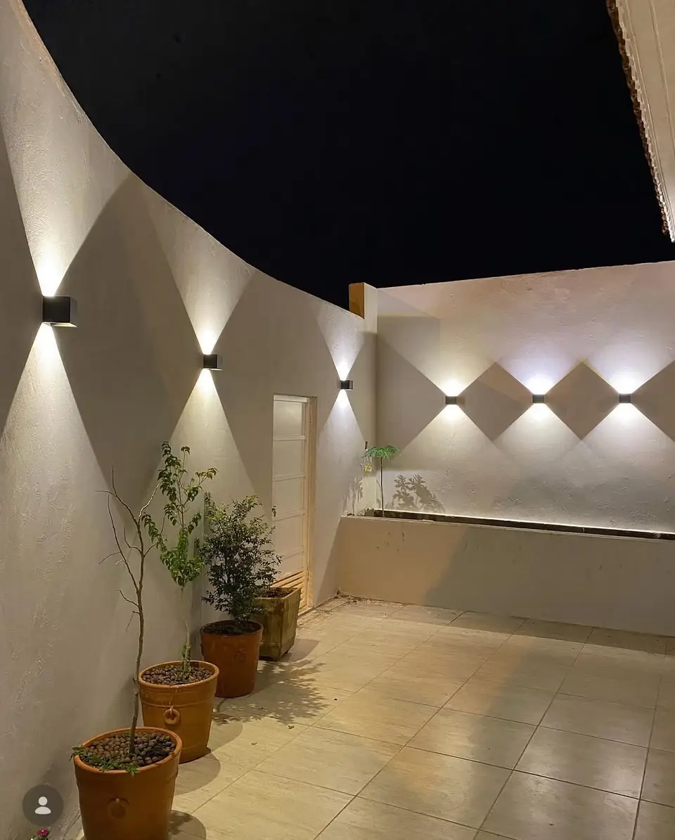 Iluminação externa com arandelas de LED em área de varanda
