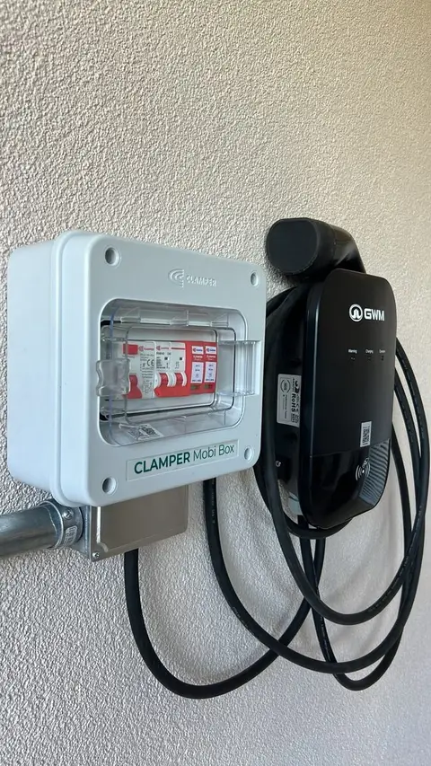 Estações de carregamento para veículos elétricos no estacionamento de uma empresa