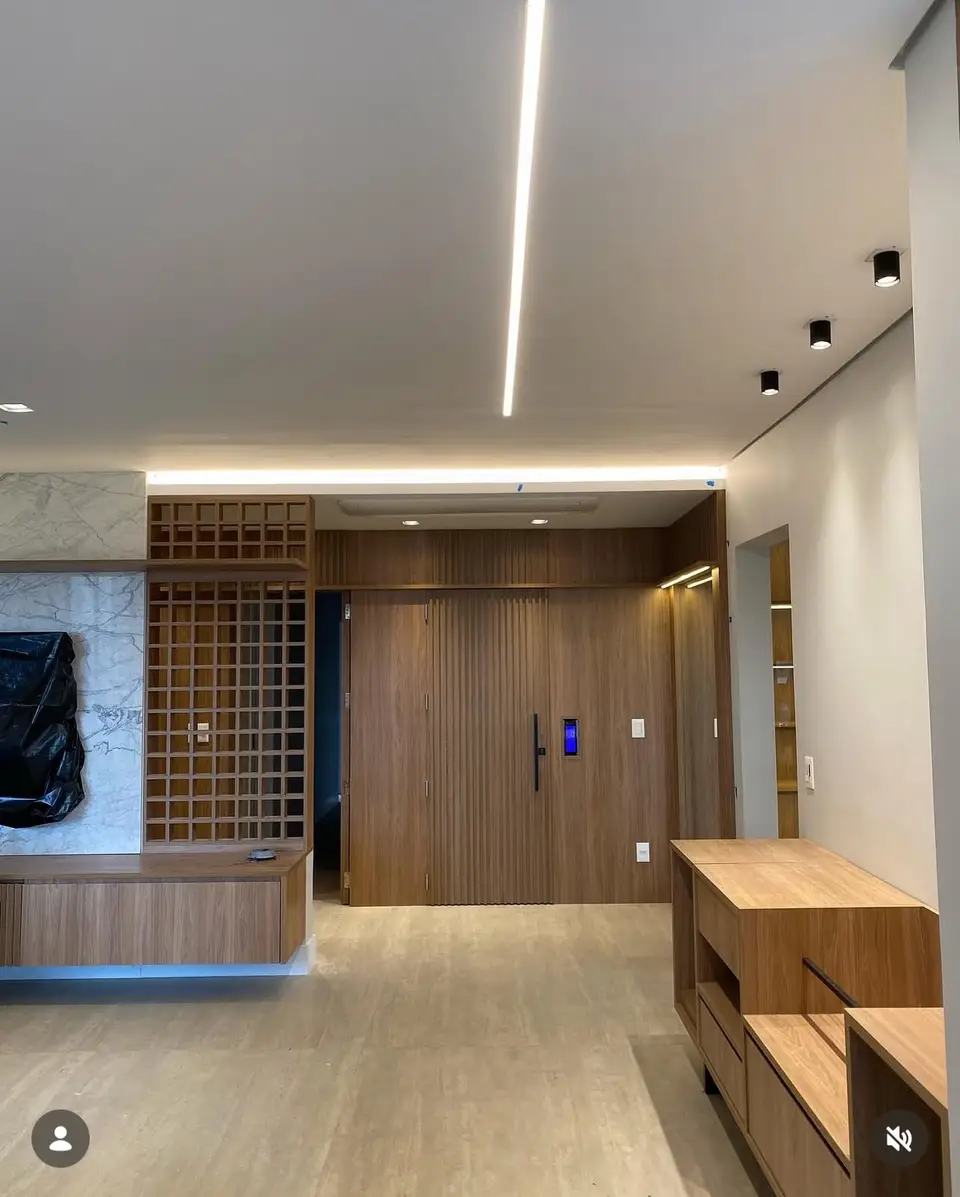 Iluminação em linear de LED em sala de estar integrada ao forro