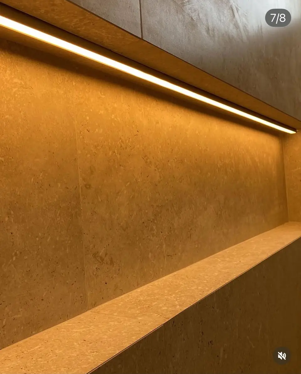 Iluminação de destaque em linear de LED para parede de pedra