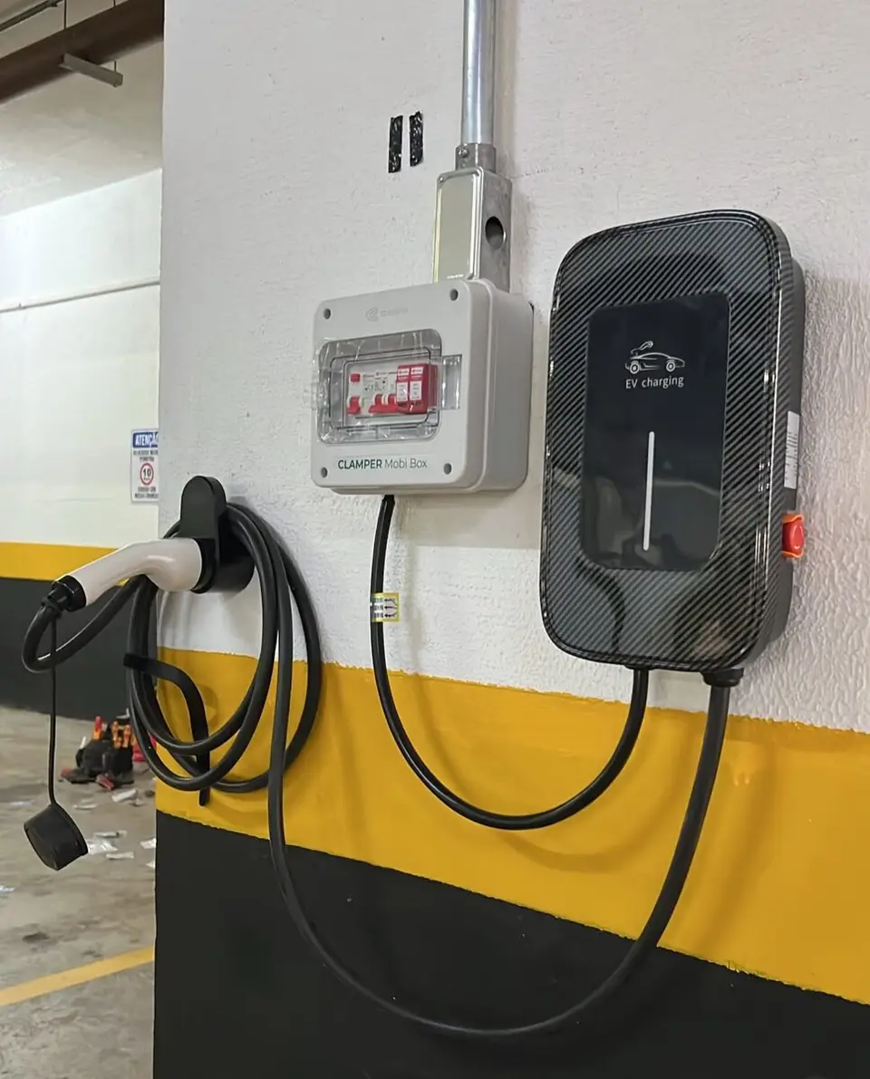 Wallbox com quadro de proteção instalado em garagem de condomínio em Campinas