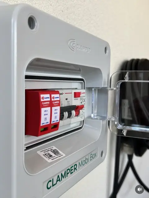 Quadro de proteção com DPS e disjuntores para carregador veicular