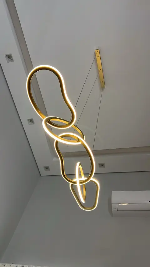 Luminária pendente decorativa de LED instalada em sala
