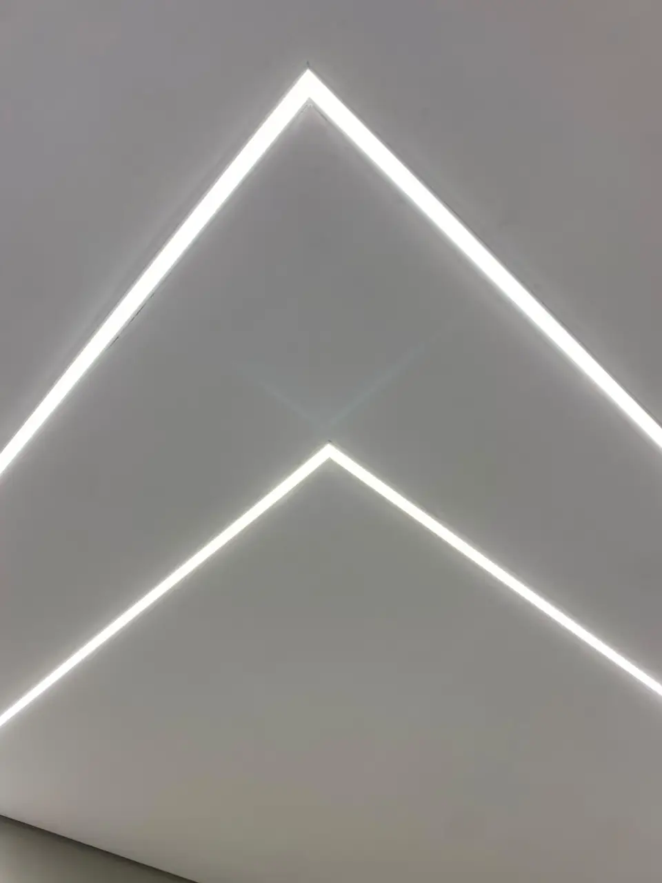 Design de iluminação com lineares de LED em forro rebaixado