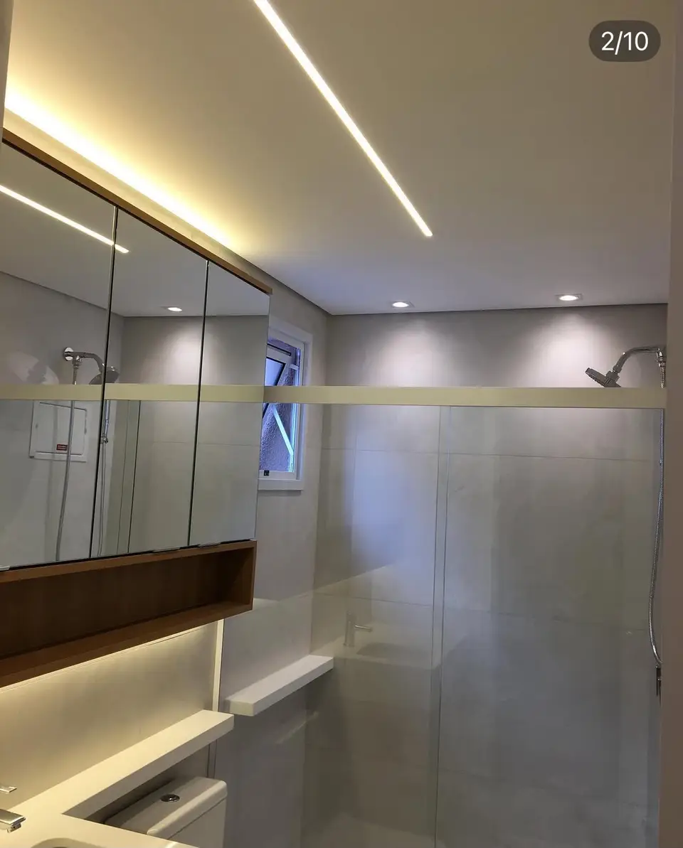 Iluminação de banheiro com linear de LED e spots embutidos