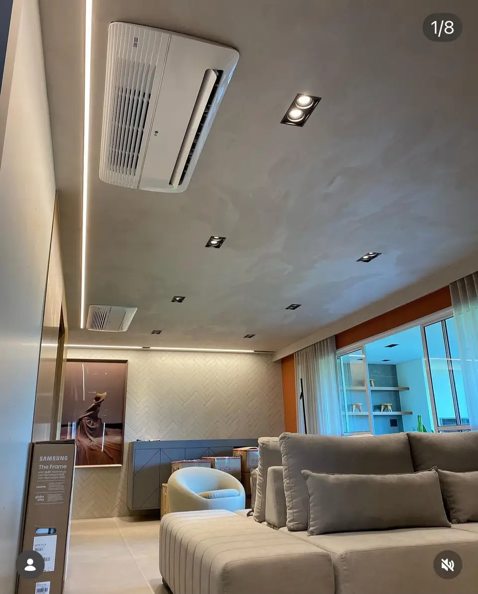 Iluminação embutida e ar-condicionado em sala de estar