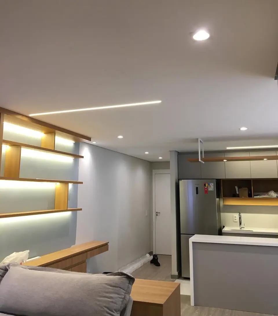 Iluminação de cozinha com spots embutidos e LED em sanca