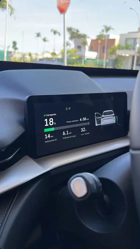 Painel do veículo mostrando carregamento a 6,1 kW após instalação